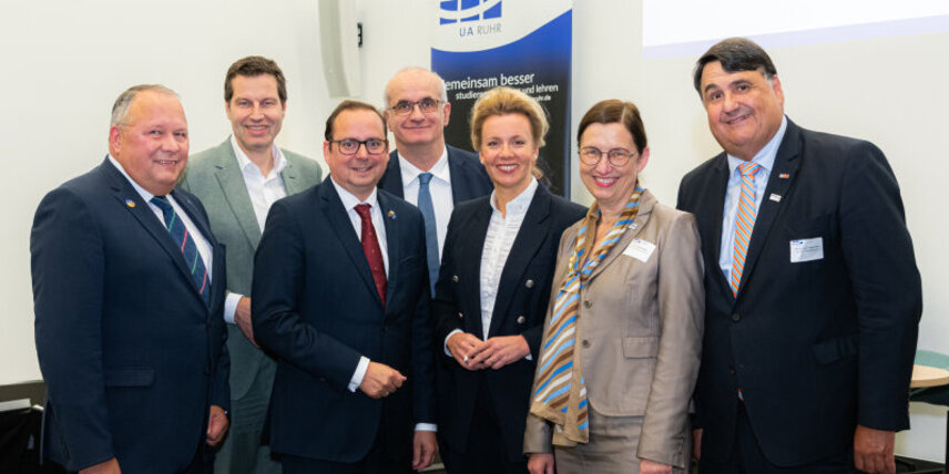 Group of people from right to left: Prof. Dr. Martin Paul, Rector of the Ruhr University Bochum, Prof. Dr. Barbara Albert, Rector of the University of Duisburg-Essen, Ina Brandes, Minister for Culture and Science of North Rhine-Westphalia, Prof. Dr. Manfred Bayer, Rector of TU Dortmund University, Thomas Kufen, Lord Mayor of the City of Essen, Thomas Eiskirch, Lord Mayor of the City of Bochum, and Josef Hovenjürgen, Parliamentary State Secretary for the Special Affairs of the Ruhr Area. 