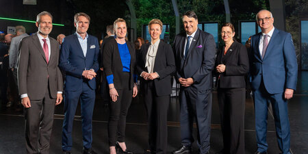 Picture of the German Science and Humanities Council (from left to right): Thomas May, Secretary General of the Council, Prof. Wolfgang Wick, Chairman of the Council, Prof. Julia Arlinghaus, Chair of the Scientific Commission of the Council, Ina Brandes, Minister for Culture and Science of the State of North Rhine-Westphalia, Prof. Martin Paul, President of Ruhr University Bochum, Prof. Barbara Albert, President of the University of Duisburg-Essen, and Prof. Manfred Bayer, President of TU Dortmund University. 